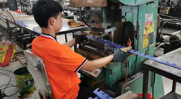 專業(yè)設(shè)備，沖壓成型